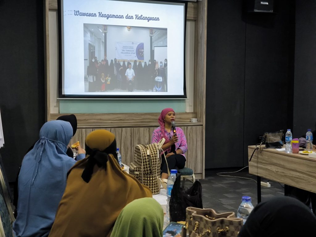 Erni Kurniati adalah staf DASPR yang saat ini mendampingi istri napiter dan membentuk forum istri mantan teroris